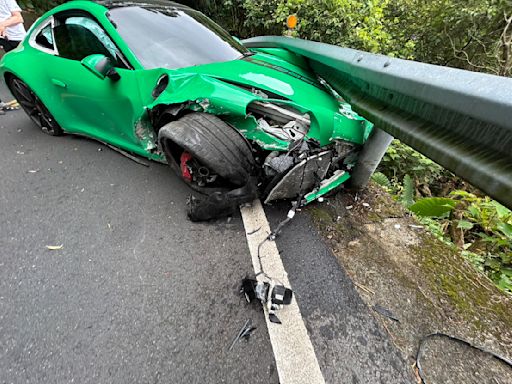 影/拓海差點填海！北宜700萬保時捷過彎「開上山壁」 卡護欄車輪變形