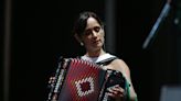 Julieta Venegas está de vuelta con un disco a la altura de su historia