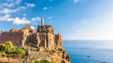 Fortaleza antiga com vista para o mar da Toscana vira mansão luxuosa com preço secreto