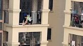 2歲女童頭卡欄杆「全身懸空搖搖欲墜」 鄰居零裝備徒手爬8樓救援