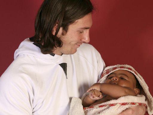 Un primer encuentro inesperado: la foto de la "bendición" de un joven Messi al bebé Lamine Yamal