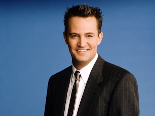 El padrastro de Matthew Perry habla tras la detención de 5 personas por la muerte del actor: "Esperamos que sean llevados ante la ley"