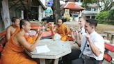 環球趣聞｜泰國僧侶以英文與遊客對談 推廣「佛教旅遊」？