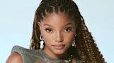 Halle Bailey presume nueva muñeca de La Sirenita con la que ya comparte un parecido