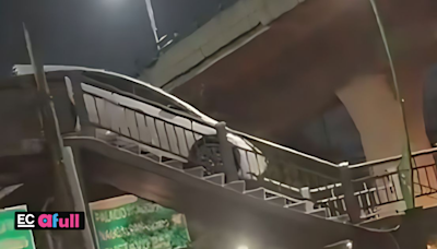 Video: conductor intenta cruzar en su automóvil un puente peatonal en México