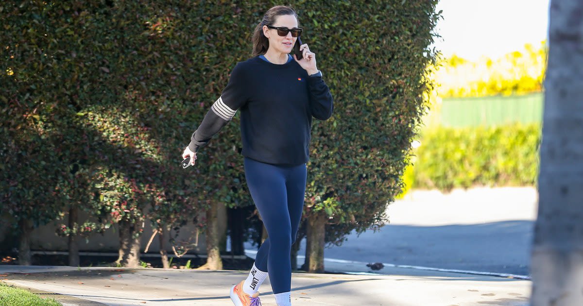 Jennifer Garner Keeps Wearing These Brooks Sneakers