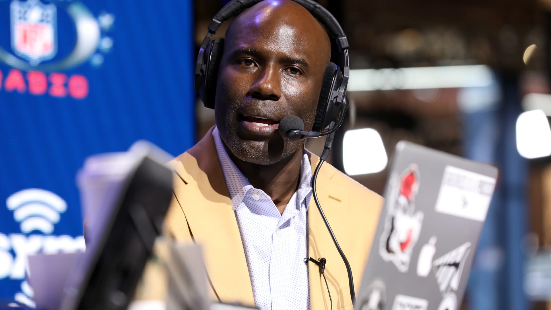 United Airlines apologizes to Terrell Davis, removes flight attendant after incident