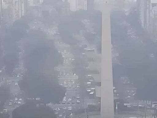 “Se hará más denso a medida que transcurra el día”: el humo llegó a la ciudad de Buenos Aires y la alerta se amplía a 15 distritos