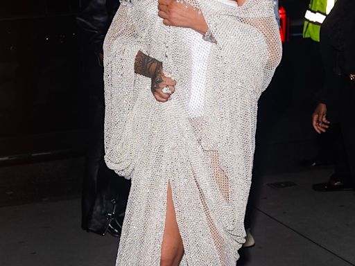 Rihanna se apodera de Nueva York con un espectacular vestido de red con pedrería y sandalias de tiras