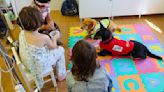 La terapia canina reanuda su actividad en el Hospital Materno Infantil de Málaga tras su paralización durante la pandemia