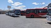 Dejan camiones del Bowí estacionados en la Terminal Sur