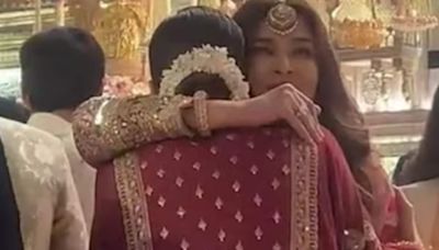 Aishwarya Rai embraces Deepika Padukone at Anant Ambani wedding