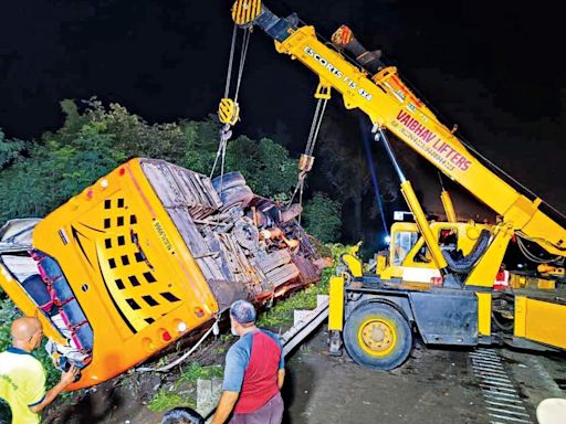 Maharashtra: Five killed in bus-tractor collision on Mumbai-Pune Expressway