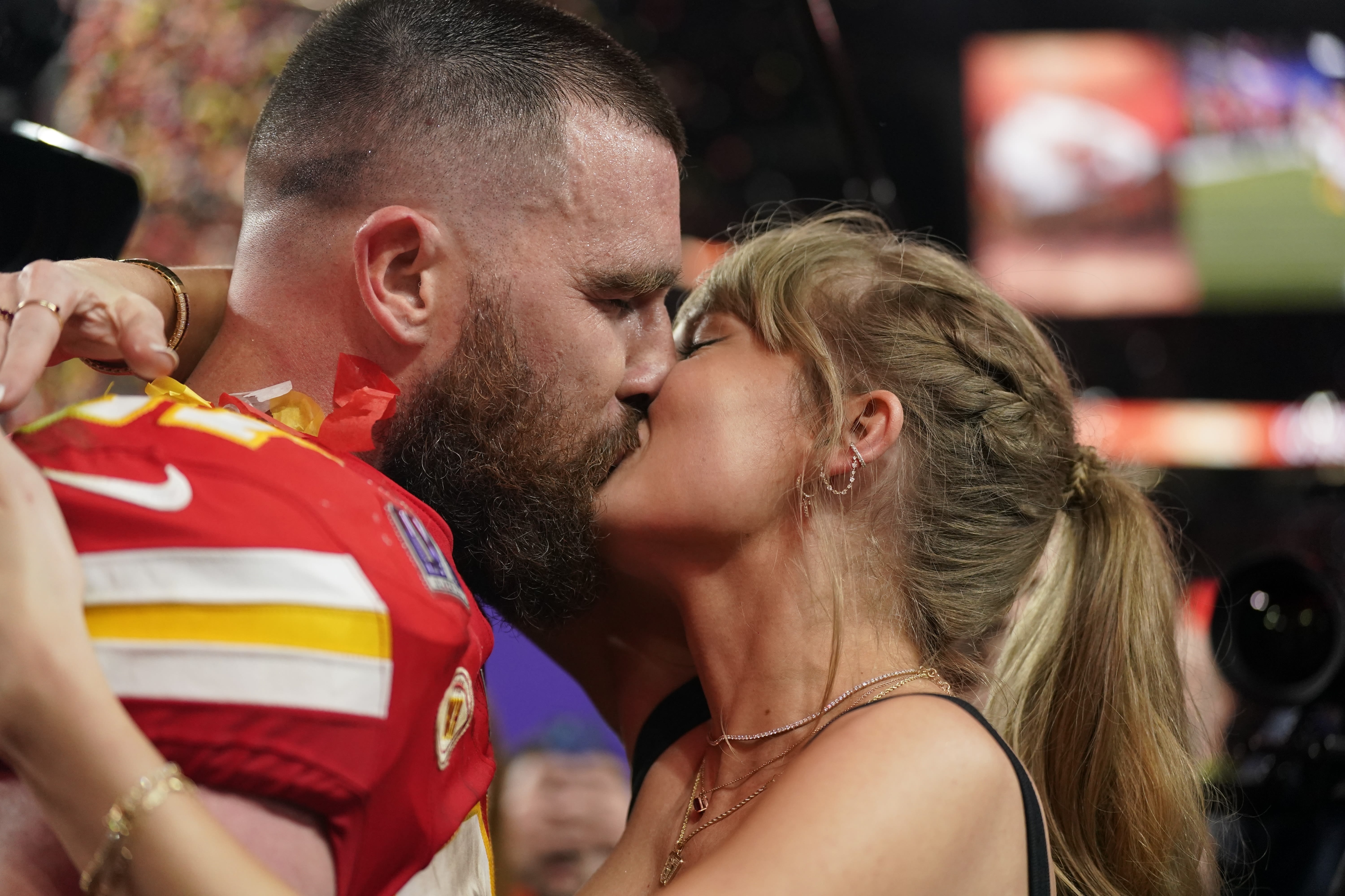 Taylor Swift-Travis Kelce romance appears to be inspiration behind Chiefs-themed Hallmark Christmas movie