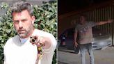 Ben Affleck discute e toma celular de paparazzo na porta de sua casa com Jennifer Lopez