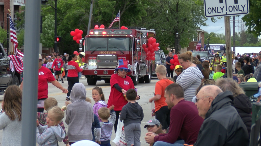 Community members gather in De Pere for Kiwanis Memorial Day Parade