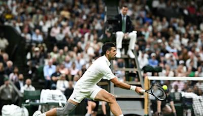 Djokovic pasa a semifinales de Wimbledon por la lesión de De Miñaur