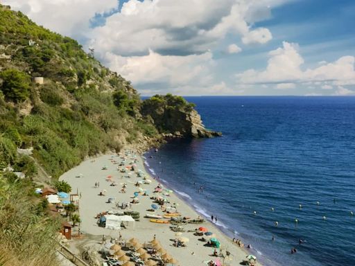 La espectacular playa de agua cristalina que está situada en un acantilado y rodeada de naturaleza