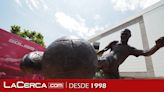 La estatua que homenajea a Andrés Iniesta y al gol que paralizó España el 11 de julio de 2010 se descubre en Albacete