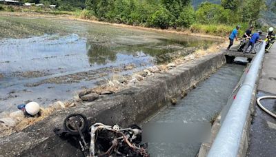 台東女子騎車衝入排水溝 機車起火燒毀人獲救幸運躲死劫｜壹蘋新聞網