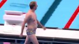 'Herói' de sunga colorida recupera touca de atleta em piscina nas Olimpíadas e viraliza