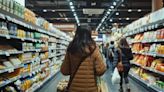 Trabajadores de supermercados y tiendas departamentales tienen de los peores salarios, advierte informe