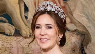 Mary de Dinamarca se corona como Reina en la cena de gala por su Visita de Estado a Suecia junto a Federico de Dinamarca