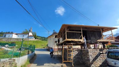 El hórreo de Casa Alfonso, tesoro de Sama de Grado del siglo XVI, vuelve a estar en pie