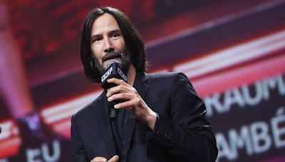 Astro do cinema de ação, Keanu Reeves sofreu fratura gravando nova comédia