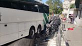 Dos heridos en un accidente de tráfico de un autobús escolar contra dos coches en Barcelona