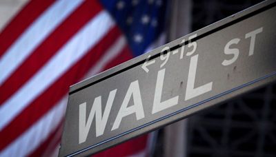 Wall St ends slightly lower with Big Tech earnings on deck