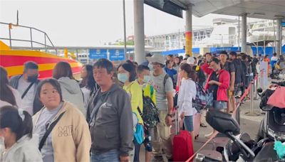 風雨轉小 東港碼頭湧現旅客 搭船前往小琉球