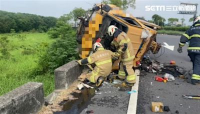 快訊／嘉義太保國道拖吊車自撞翻覆 駕駛救出「無呼吸心跳」送醫搶命亡