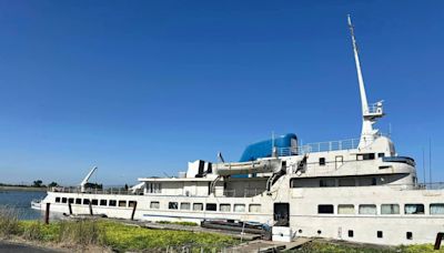 Ship sinking, leaking diesel fuel and oil into the California Delta