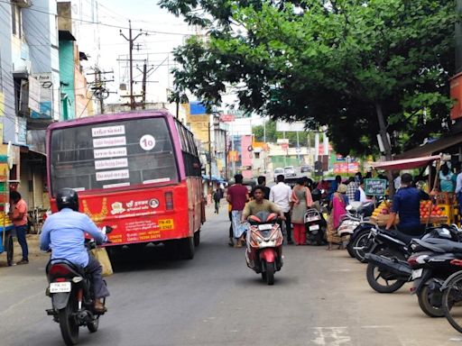 Haphazard parking, rampant encroachments cause chaos on Quaid-e-Milleth Road in Tiruchi