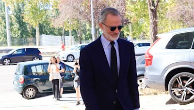 El Rey Felipe VI acude sin la Reina Letizia al funeral de Juan Gómez-Acebo, donde coincide con la Infanta Cristina y sus hijos