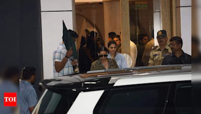 Shah Rukh Khan returns to Mumbai with wife Gauri Khan, daughter Suhana Khan, son AbRam, shields his face under umbrella | Hindi Movie News - Times of India