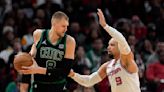 Kristaps Porzingis suma 32 puntos y los Celtics, líderes de la NBA, vencen 116-107 a los Rockets