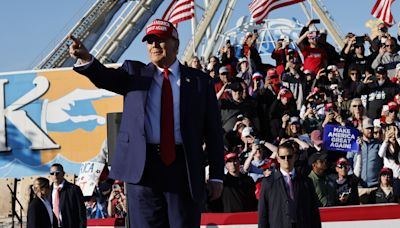 Donald Trump rally video shows mass "walking out" during speech