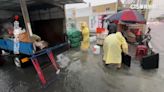 午後雷雨炸台南 永康水淹腳踝人孔蓋狂噴水