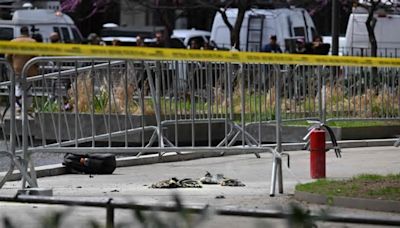 Un hombre se prende fuego frente al tribunal de Nueva York donde es juzgado Donald Trump