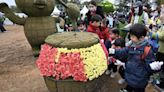 花展2024｜逾千學生協助鑲嵌大型花壇 4.4萬株花打造童話故事「糖果屋」