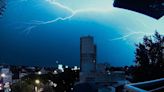 Una poderosa tormenta eléctrica iluminó la noche en el AMBA y hubo destrozos en La Pampa por un fuerte temporal con granizo