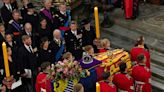 El funeral de Isabel II brinda un acercamiento público entre Felipe VI y Juan Carlos
