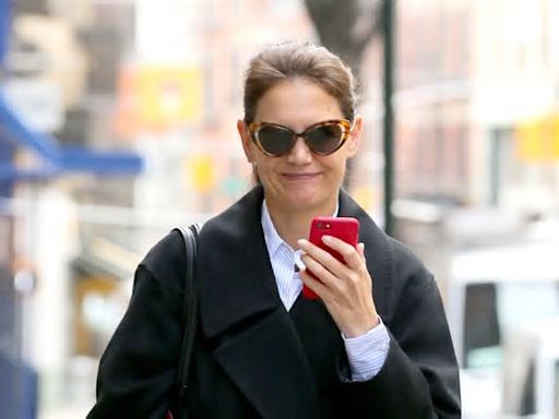 Katie Holmes con vaqueros amarillos o el color que no sabías que iba a ser tan tendencia esta primavera