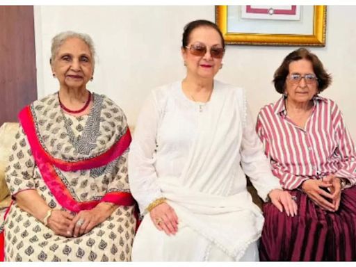 Guru Purnima 2024: Saira Banu shares pic with her mentors: see inside | Hindi Movie News - Times of India