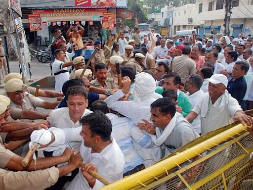 Karnal: Transfers in limbo, teachers breach barricades, protest outside Haryana CM's office