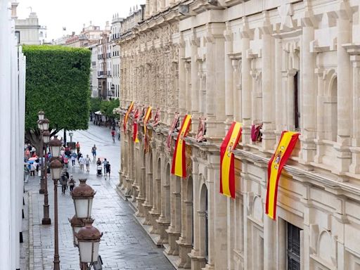 El Ayuntamiento engalana su fachada para celebrar los diez años de la proclamación del Rey Felipe VI