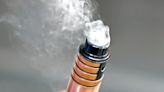Una joven de 19 años sufrió un colapso pulmonar por vapear 50 cigarrillos electrónicos diarios en el Reino Unido