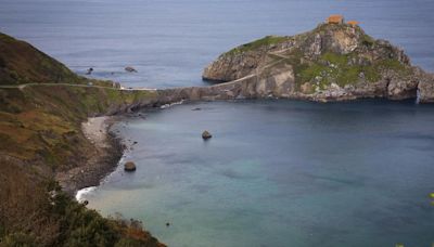 Esta icónica isla donde se grabó Juego de Tronos es uno de los parajes imperdibles que debes visitar en la costa vasca